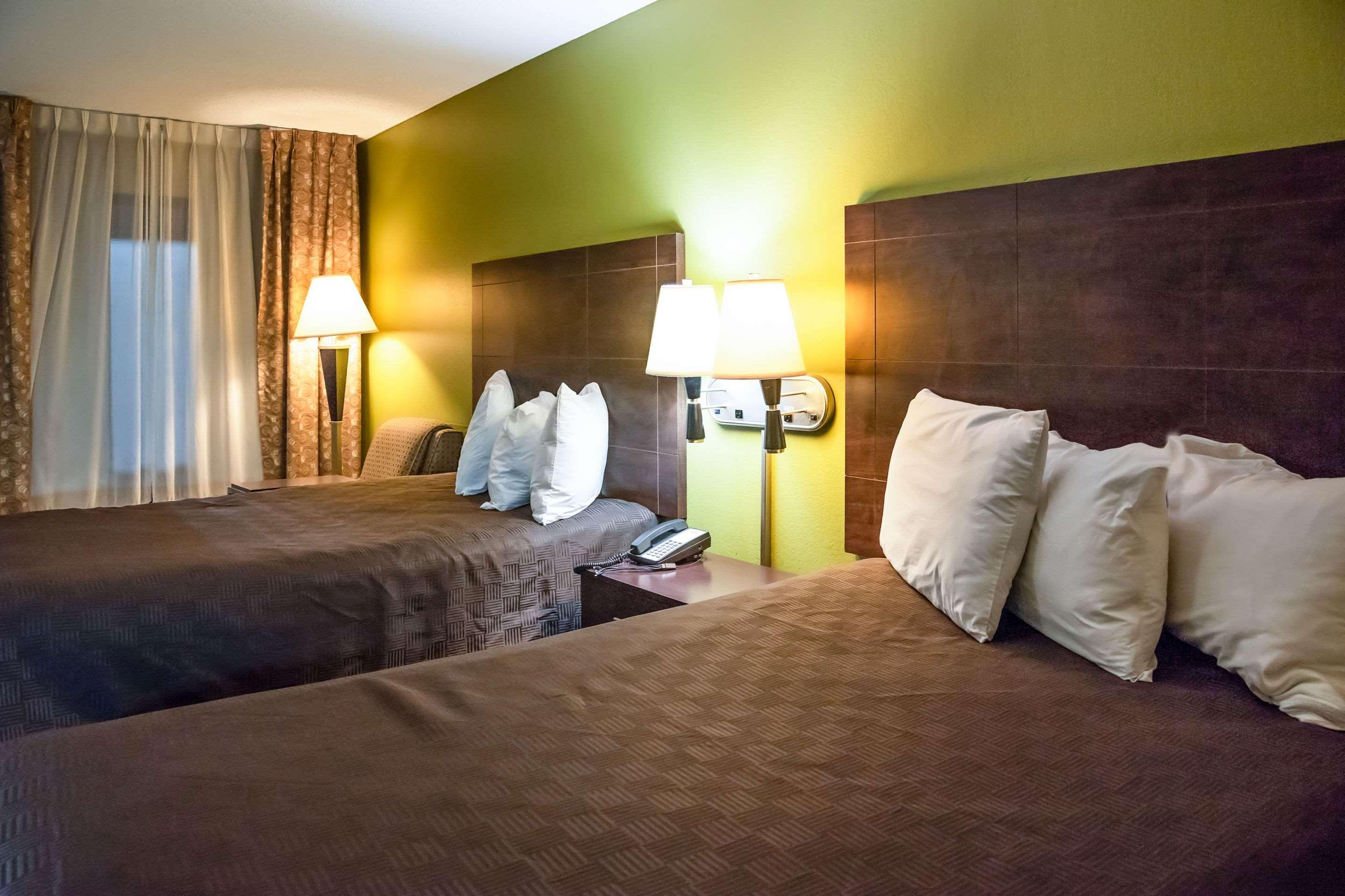 Rodeway Inn & Suites Clarksville Bagian luar foto