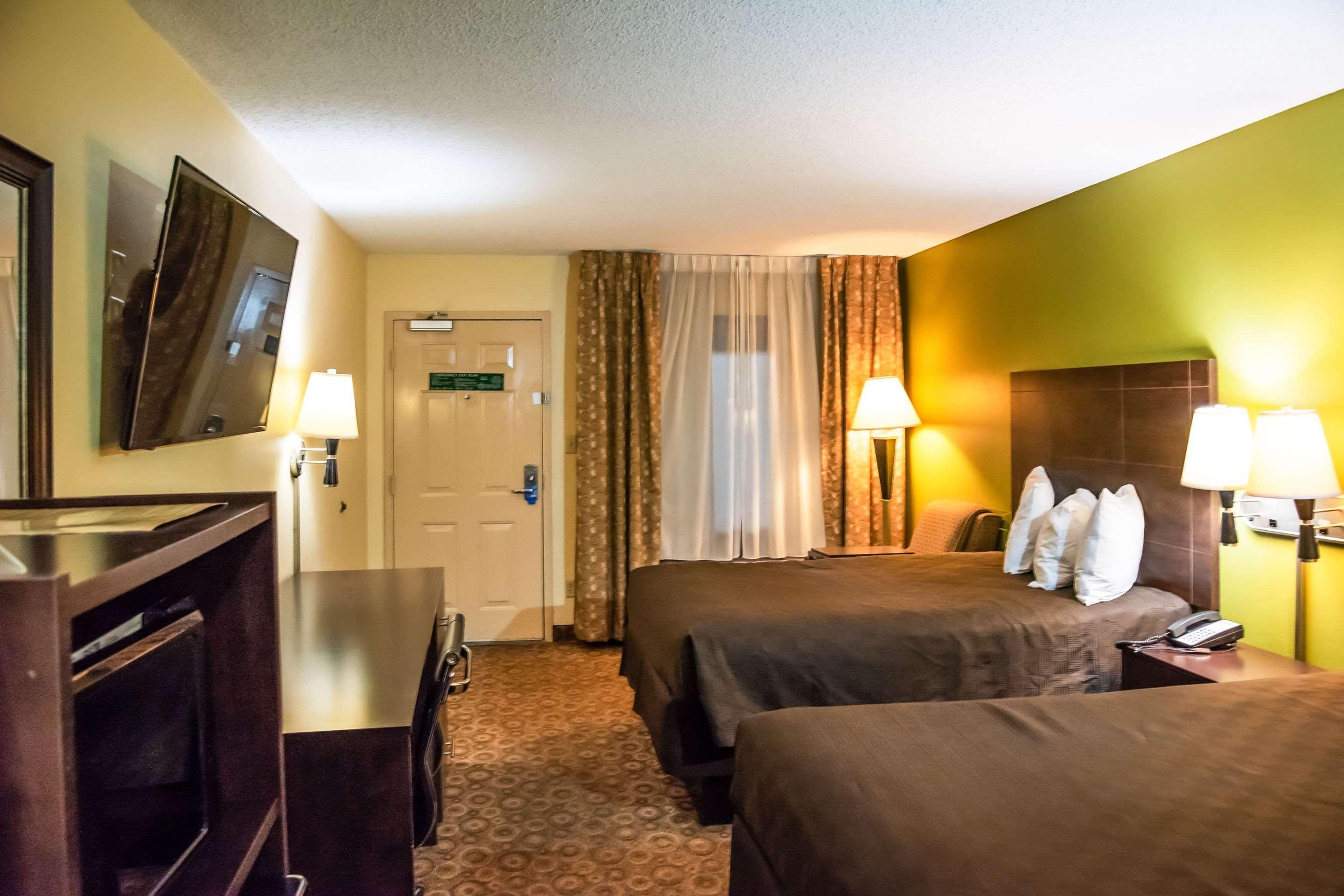 Rodeway Inn & Suites Clarksville Bagian luar foto