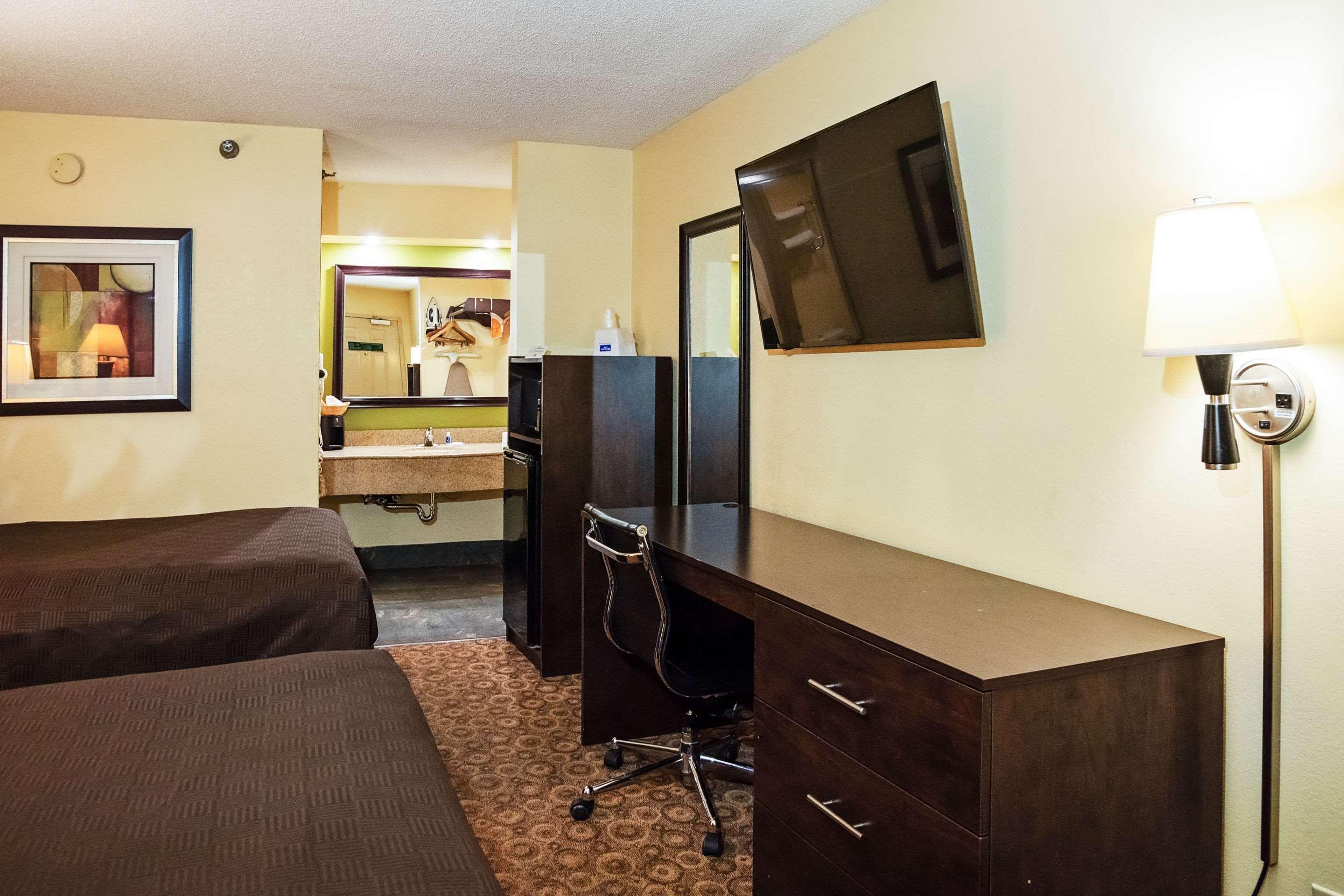 Rodeway Inn & Suites Clarksville Bagian luar foto