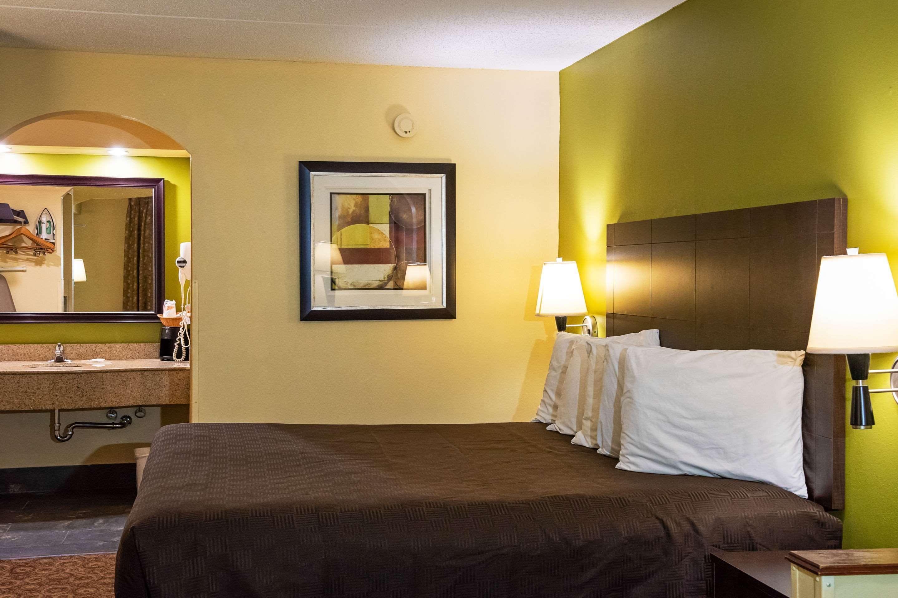 Rodeway Inn & Suites Clarksville Bagian luar foto