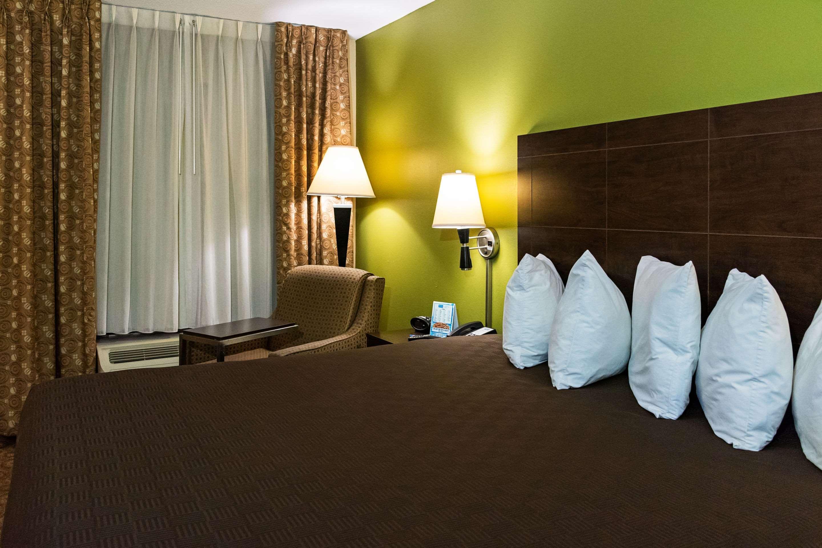 Rodeway Inn & Suites Clarksville Bagian luar foto