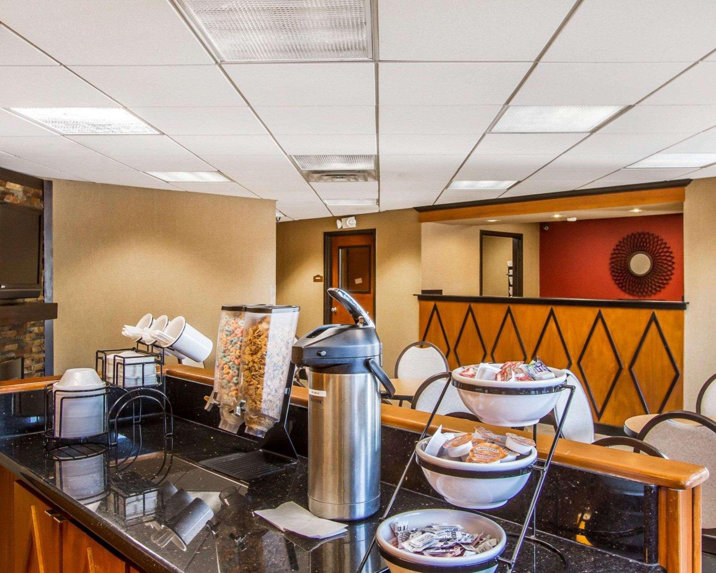 Rodeway Inn & Suites Clarksville Bagian luar foto