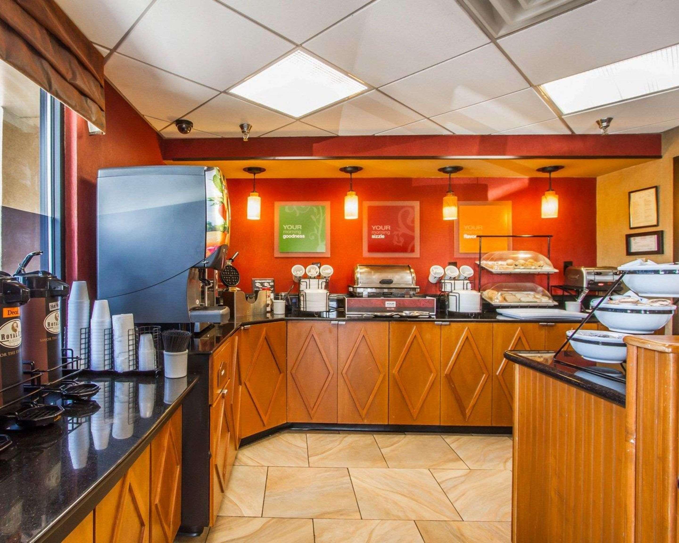 Rodeway Inn & Suites Clarksville Bagian luar foto