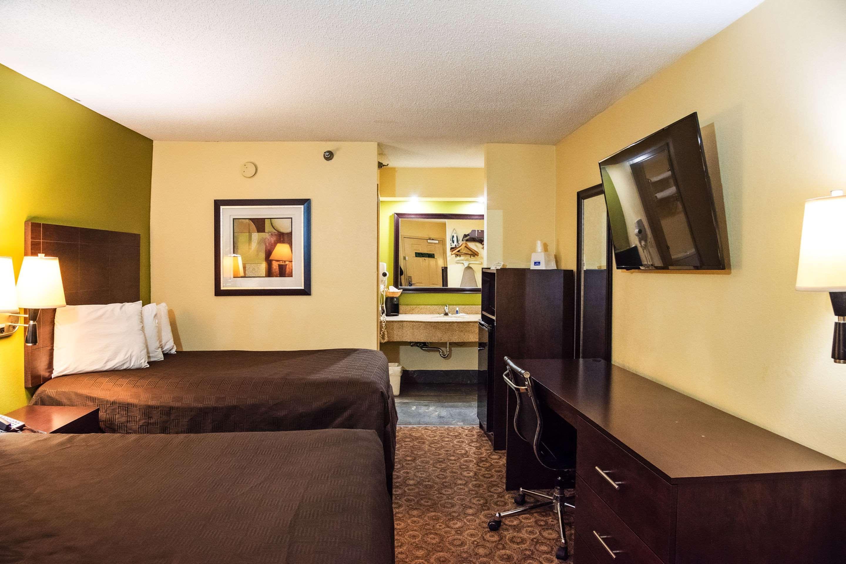 Rodeway Inn & Suites Clarksville Bagian luar foto