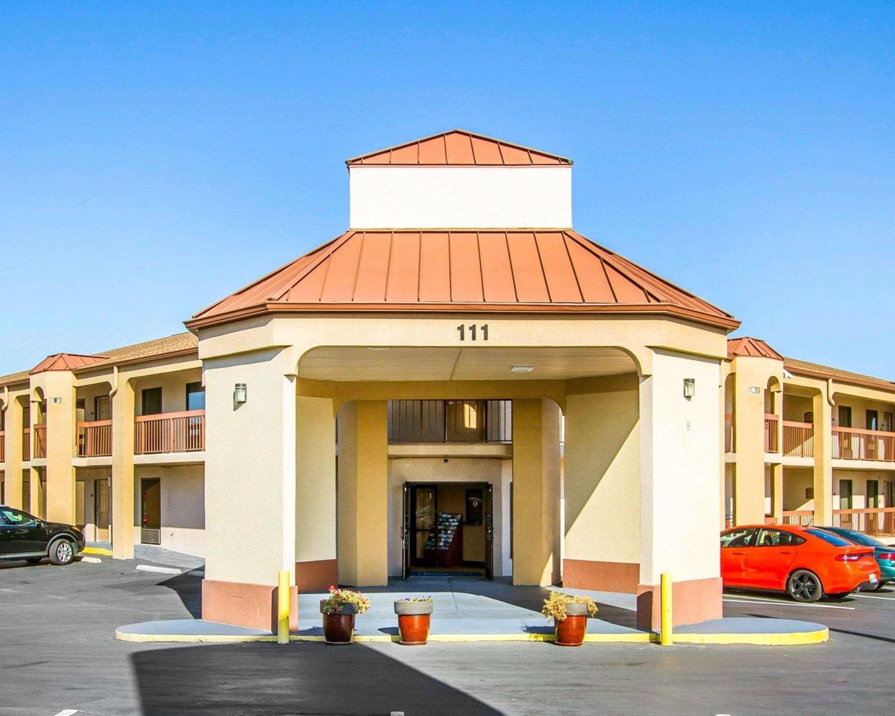 Rodeway Inn & Suites Clarksville Bagian luar foto