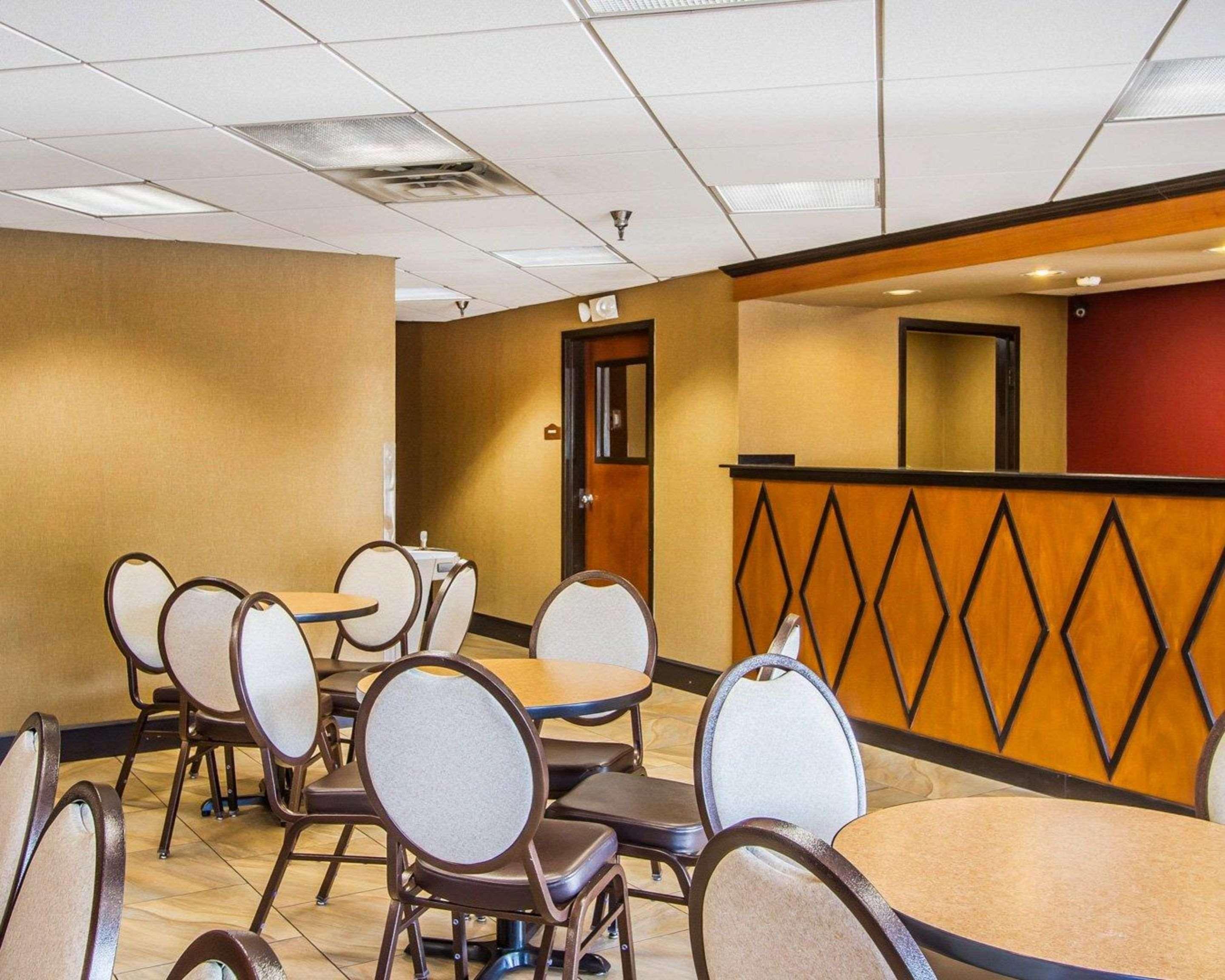 Rodeway Inn & Suites Clarksville Bagian luar foto