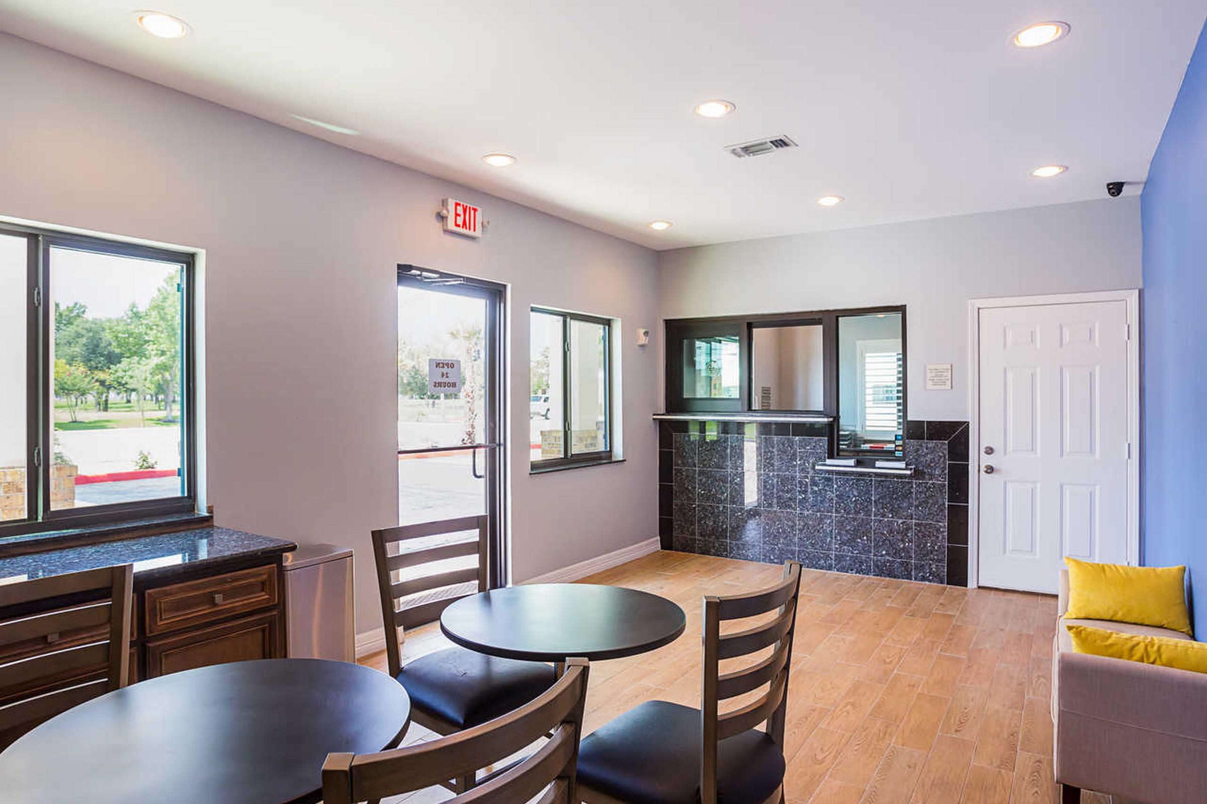 Rodeway Inn & Suites Clarksville Bagian luar foto