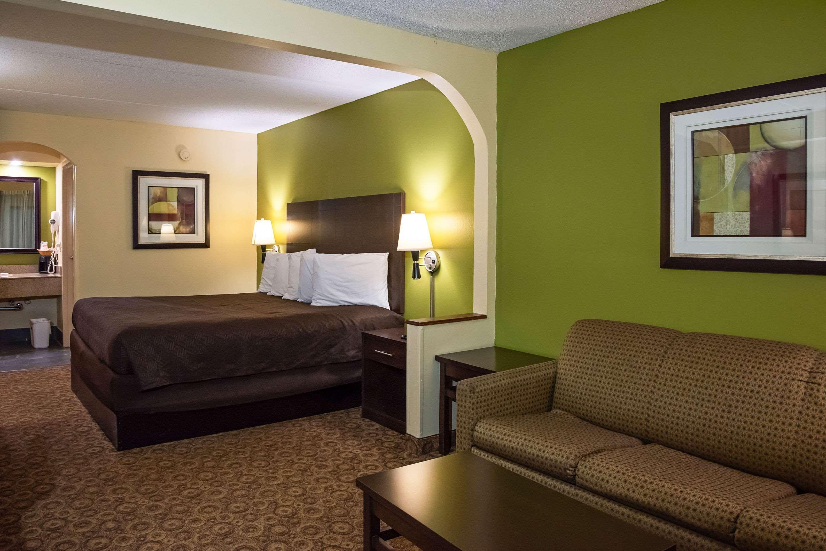 Rodeway Inn & Suites Clarksville Bagian luar foto