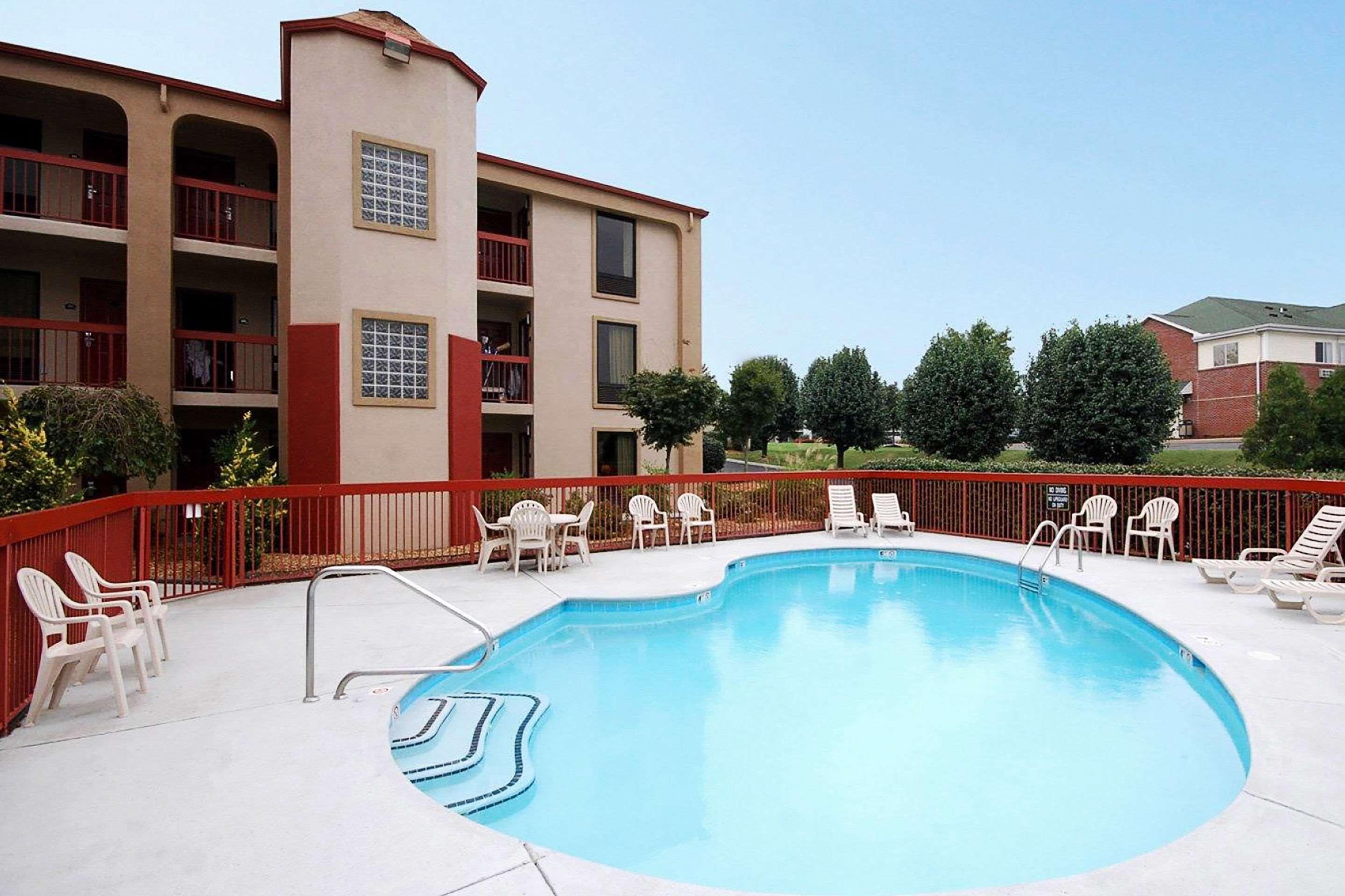 Rodeway Inn & Suites Clarksville Bagian luar foto