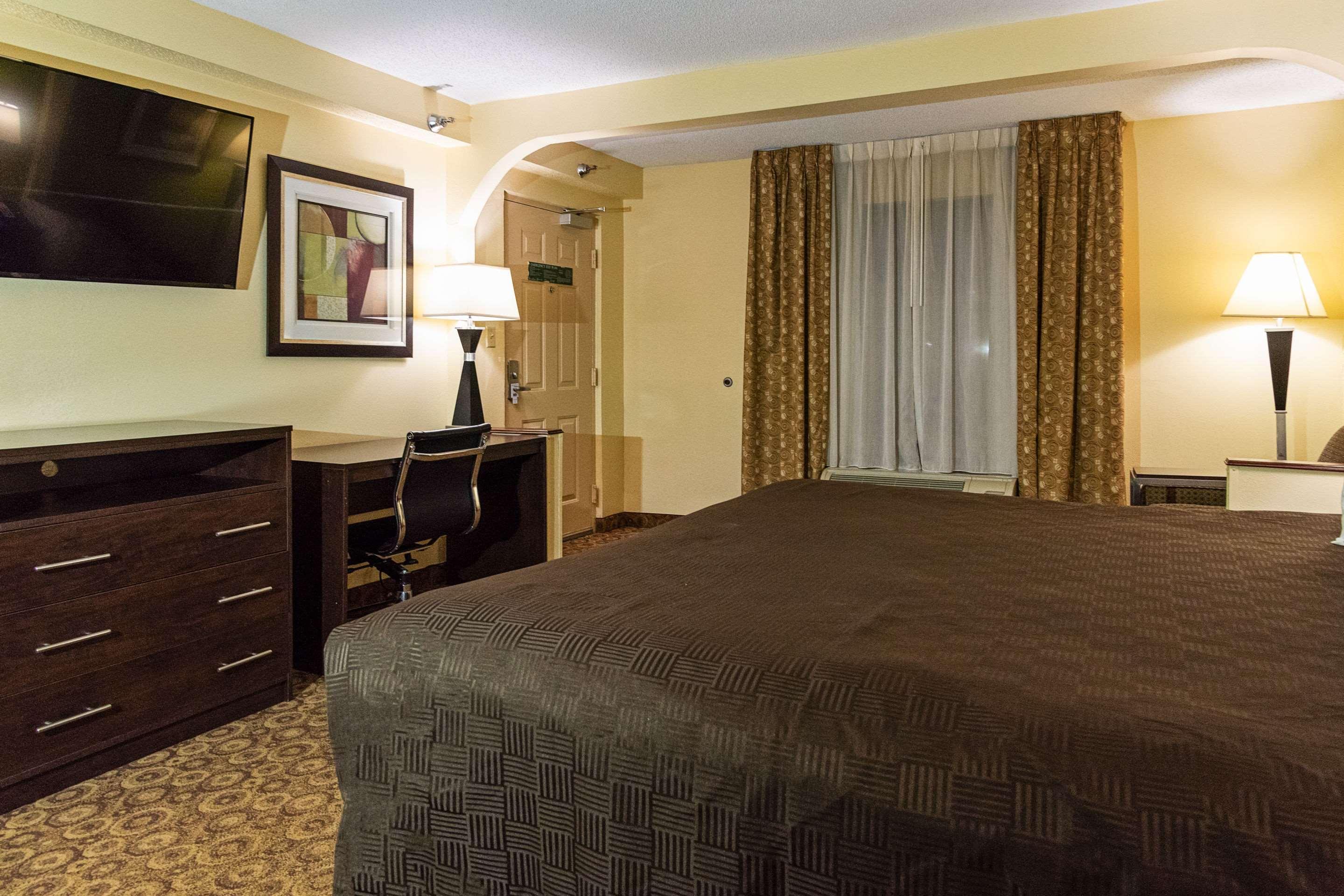 Rodeway Inn & Suites Clarksville Bagian luar foto