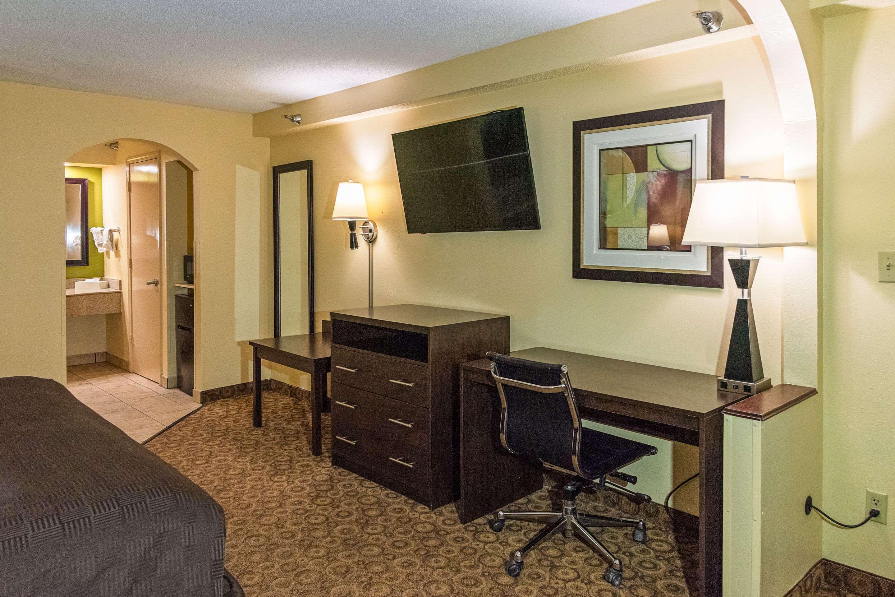 Rodeway Inn & Suites Clarksville Bagian luar foto