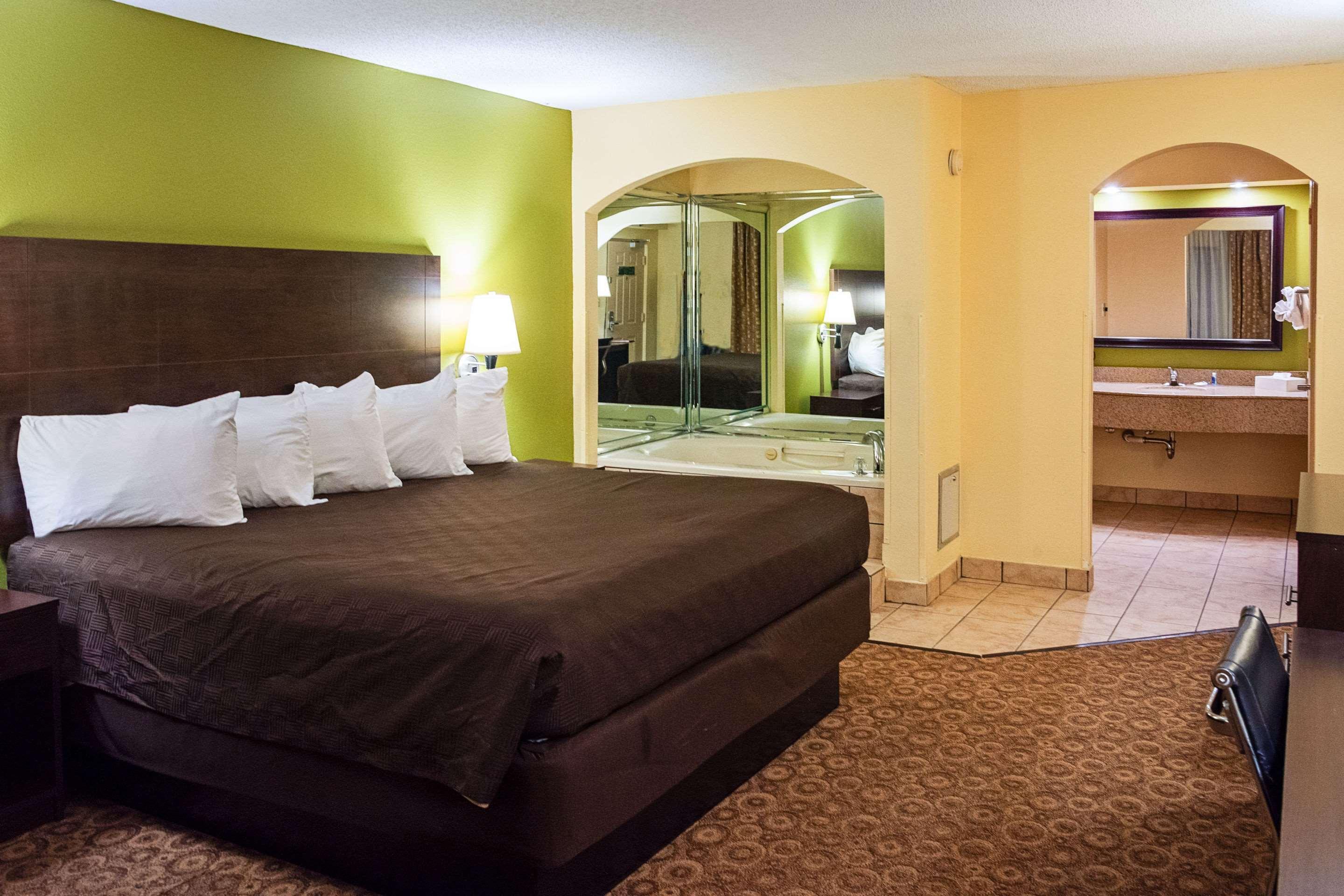 Rodeway Inn & Suites Clarksville Bagian luar foto