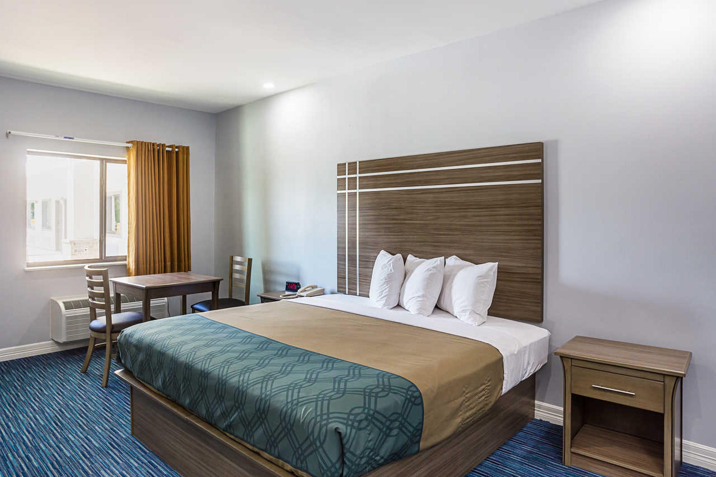 Rodeway Inn & Suites Clarksville Bagian luar foto