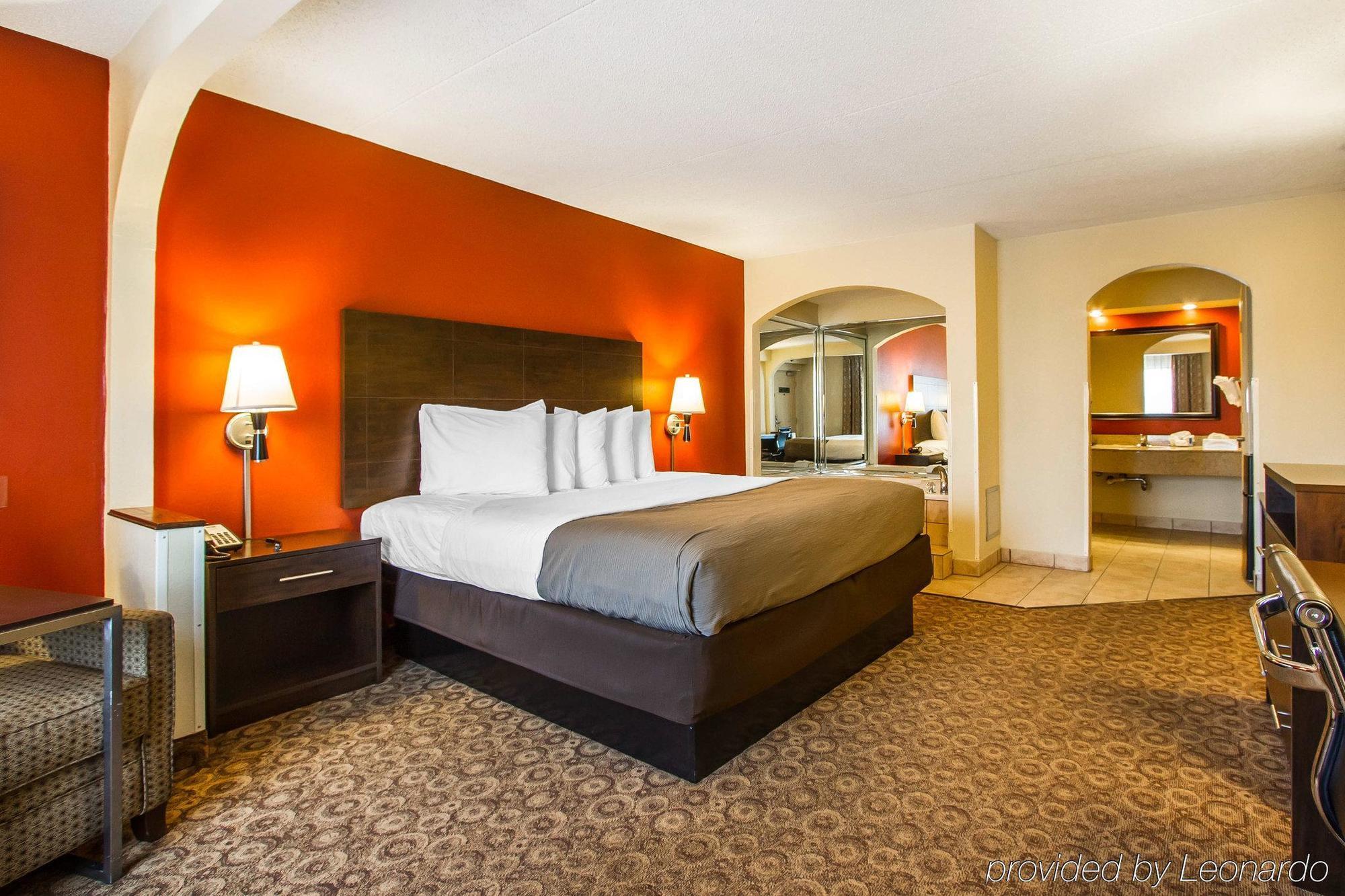 Rodeway Inn & Suites Clarksville Bagian luar foto