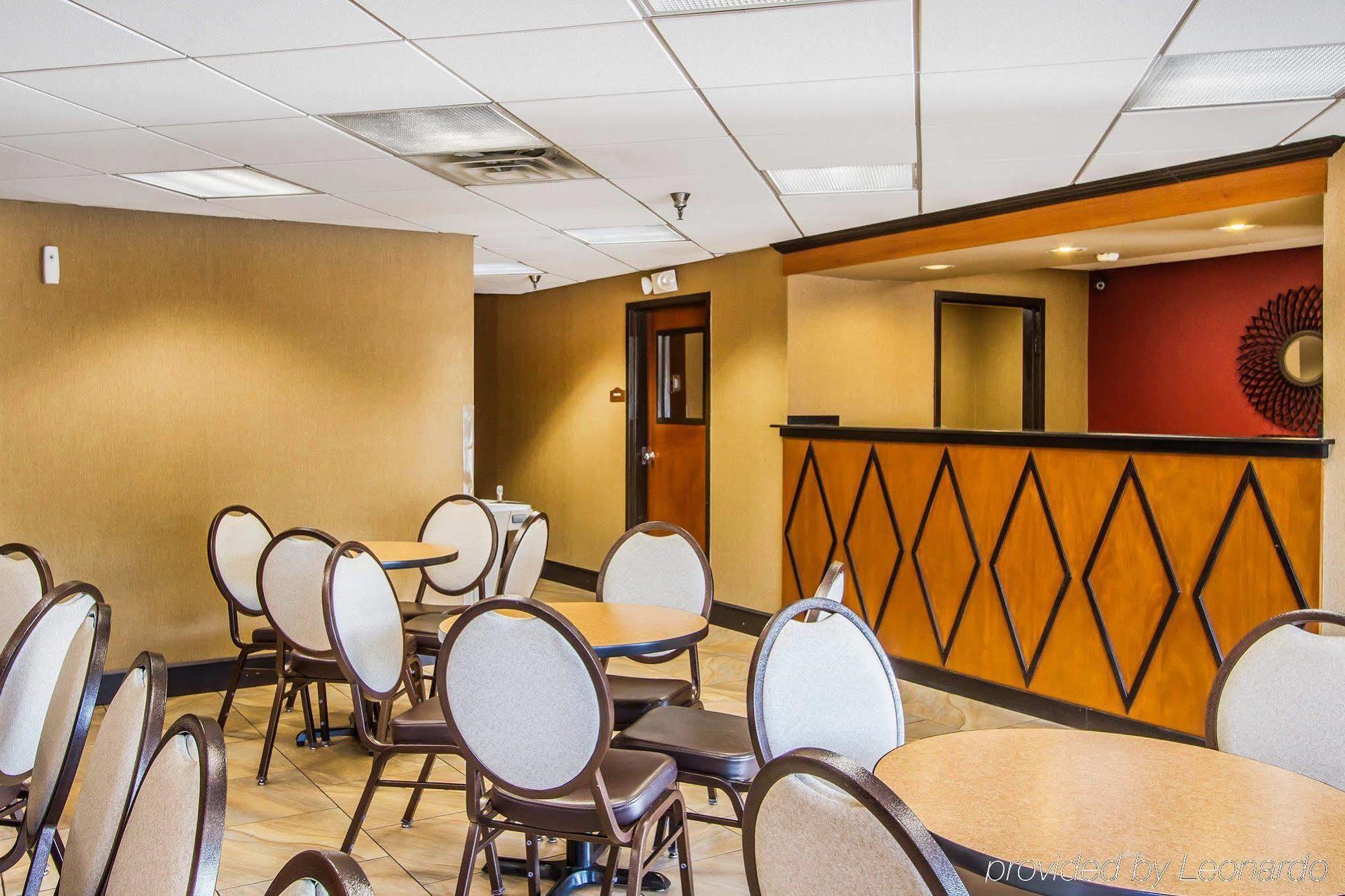 Rodeway Inn & Suites Clarksville Bagian luar foto