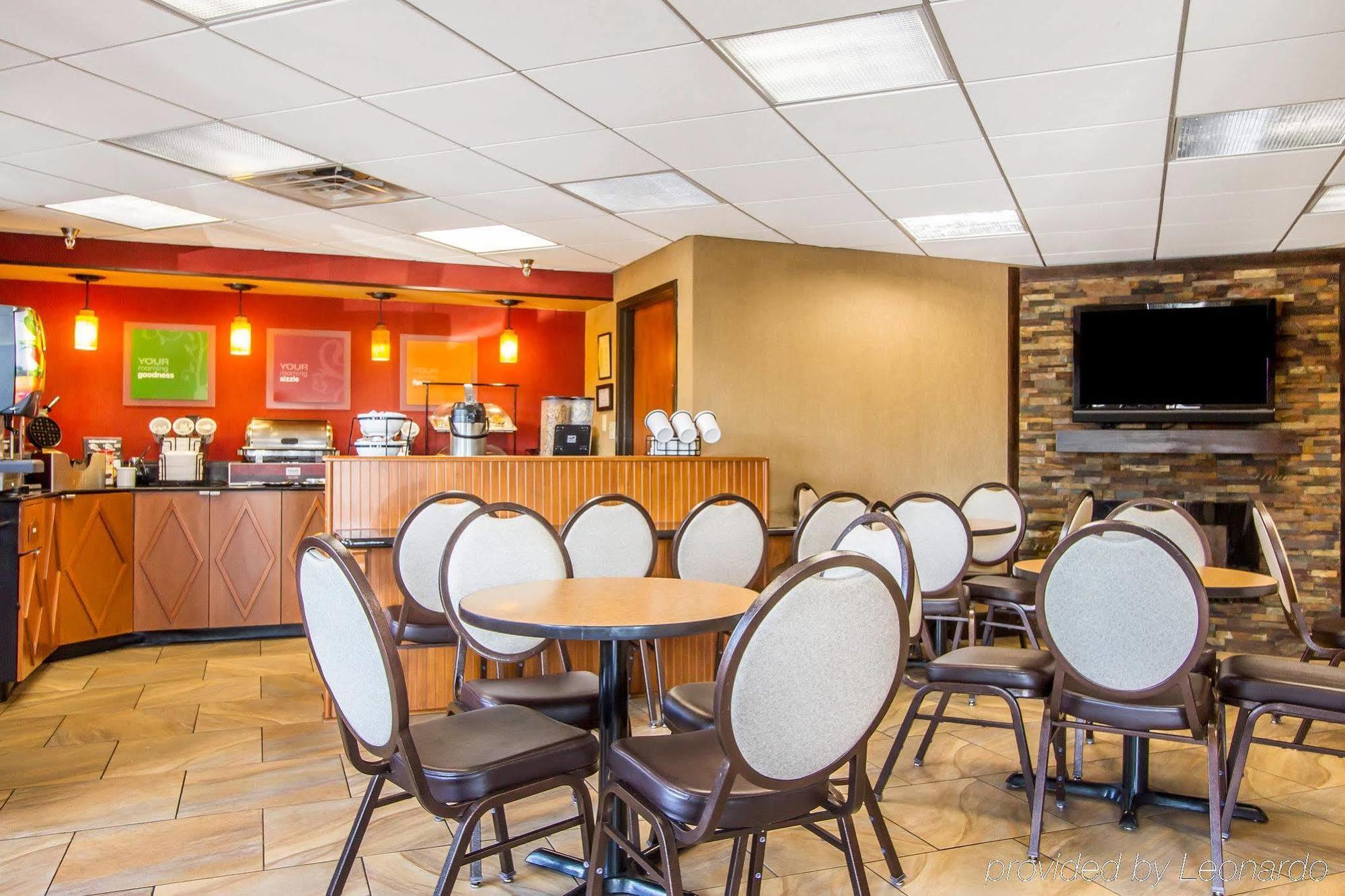 Rodeway Inn & Suites Clarksville Bagian luar foto