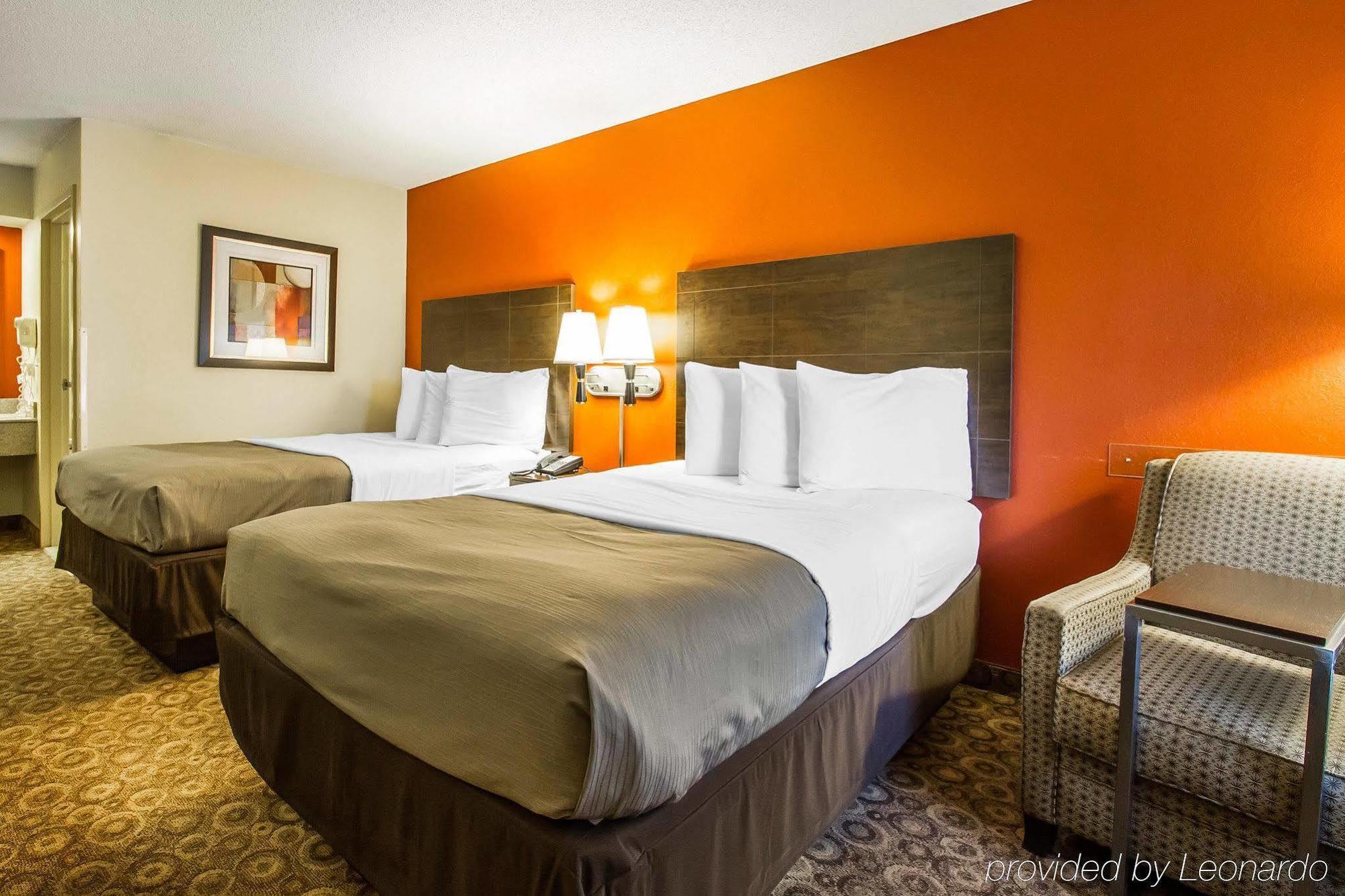 Rodeway Inn & Suites Clarksville Bagian luar foto