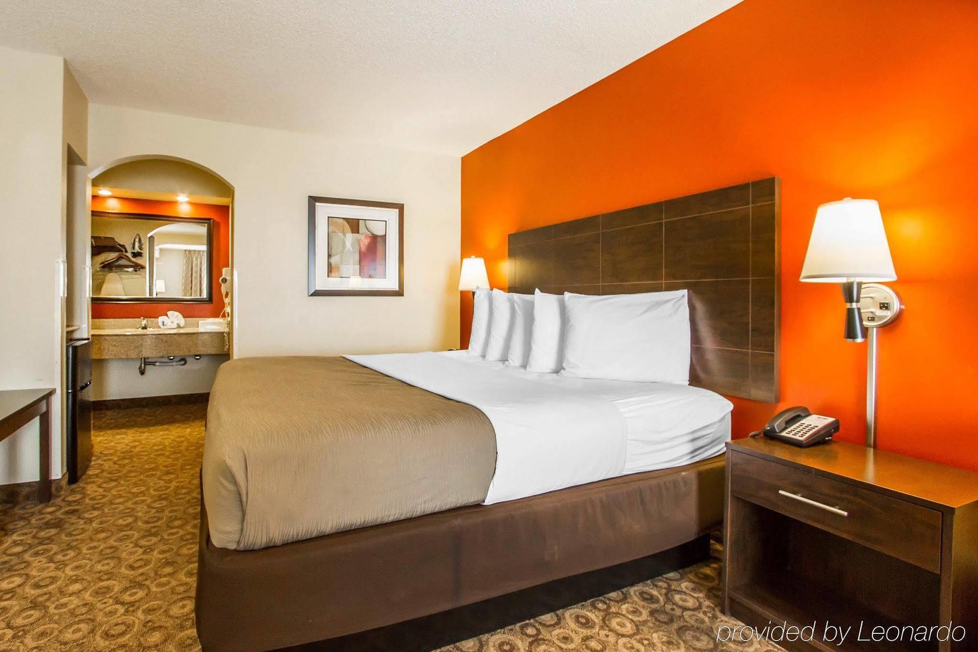 Rodeway Inn & Suites Clarksville Bagian luar foto