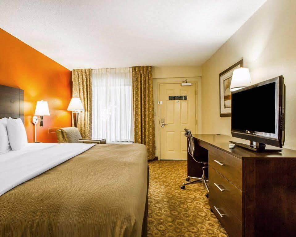 Rodeway Inn & Suites Clarksville Bagian luar foto