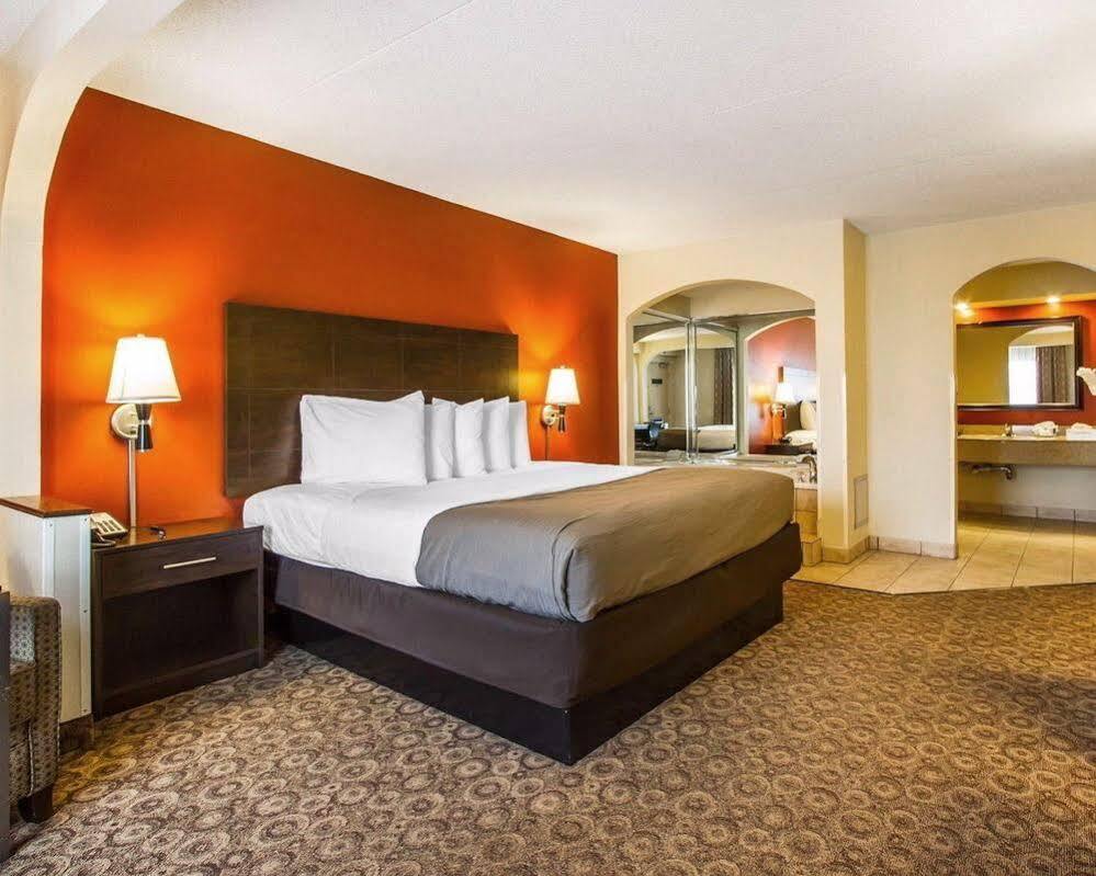 Rodeway Inn & Suites Clarksville Bagian luar foto