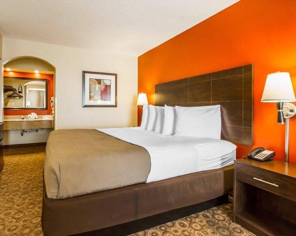 Rodeway Inn & Suites Clarksville Bagian luar foto